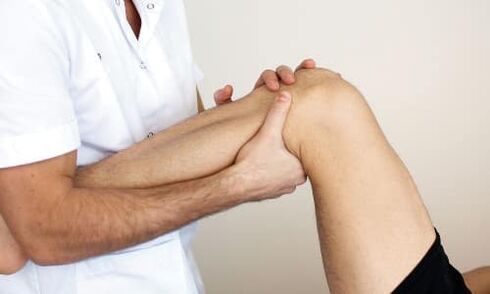 lekár vyšetrí koleno na artrózu