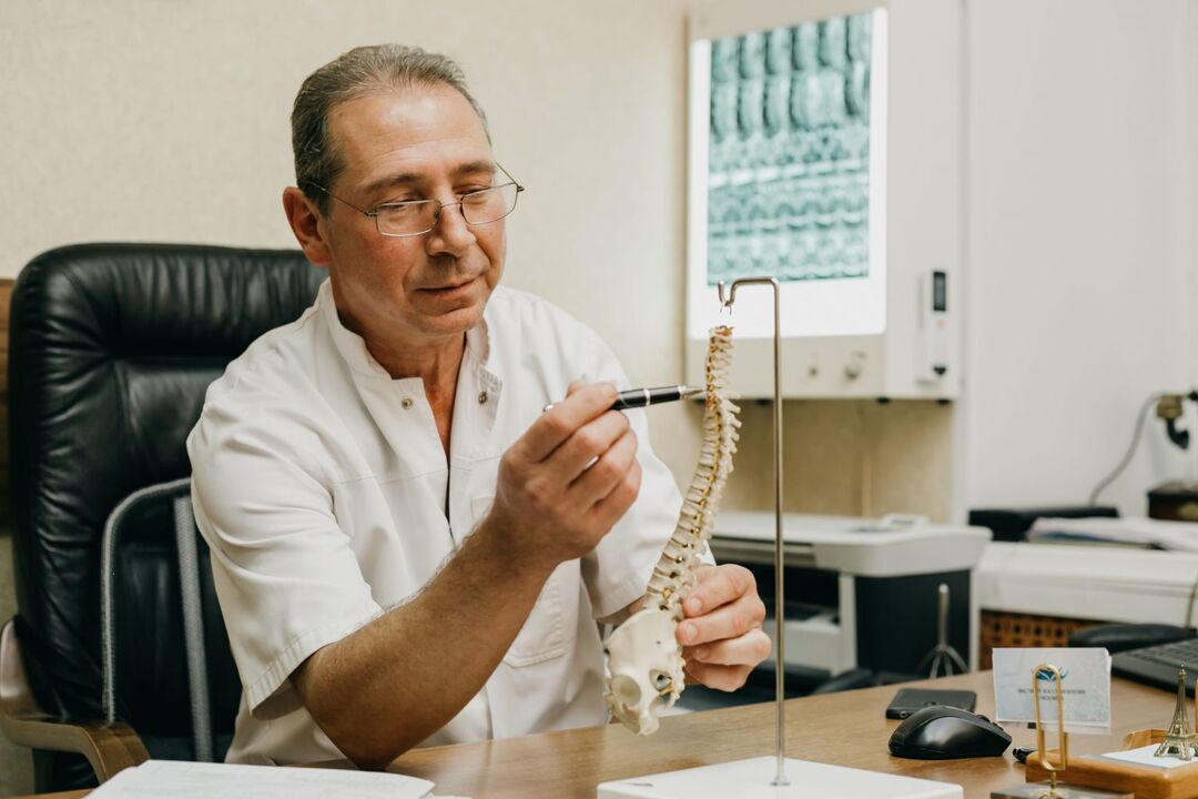 Lekár vysvetľuje znaky liečby osteochondrózy hrudnej chrbtice