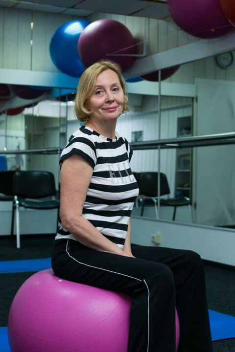 Žena s hrudnou osteochondrózou po cvičebnej terapii